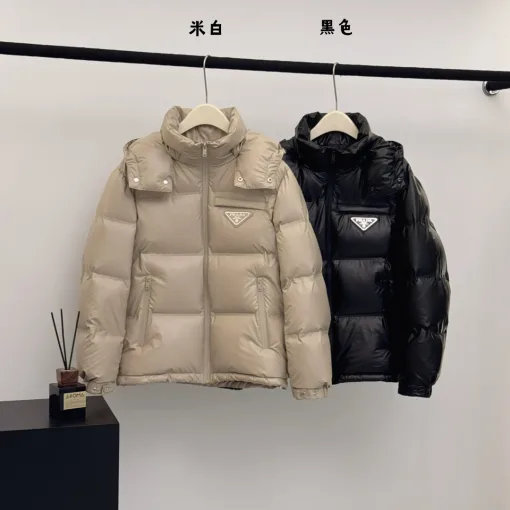 Luxuriöse Prada Daunenjacke im weißen Logo-Stil