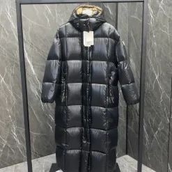 Luxus-Moncler-Mäntel aus schwarzem Nylon im grafischen Stil