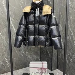 Luxus-Moncler-Jacke aus Nylon im Logo-Stil