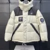 Luxus-Daunenjacke von New Balance in weißem Nylon mit Stickerei