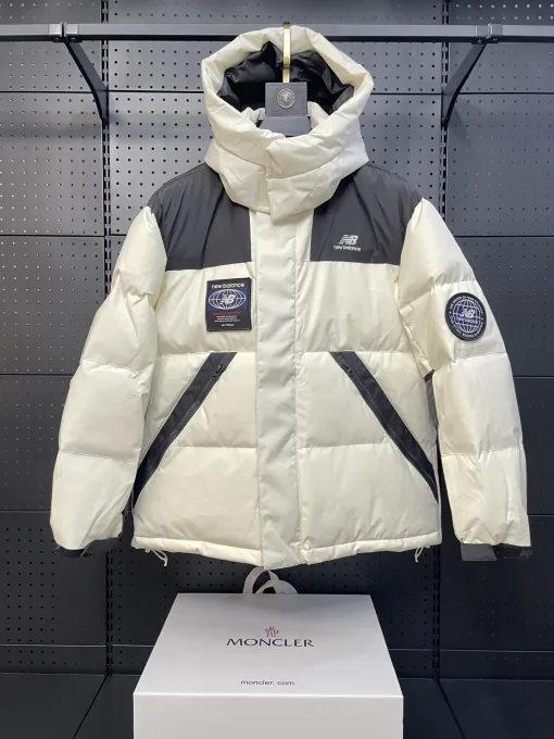 Luxus-Daunenjacke von New Balance in weißem Nylon mit Stickerei
