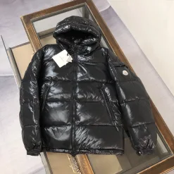 Hochwertige Moncler Daunenjacke Schwarz Kollektion