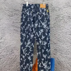 Hochwertige Louis Vuitton Jeans aus Baumwolle im Monogramm-Stil