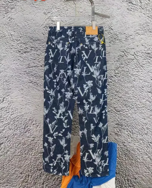 Hochwertige Louis Vuitton Jeans aus Baumwolle im Monogramm-Stil