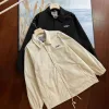 Hochwertige Carhartt-Mäntel im Print-Stil