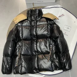Moncler Jacken in Premium-Qualität im weißen Nylon-Stil