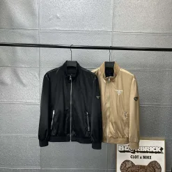 Premium Prada Mantel aus schwarzem Leder mit Logo-Kollektion