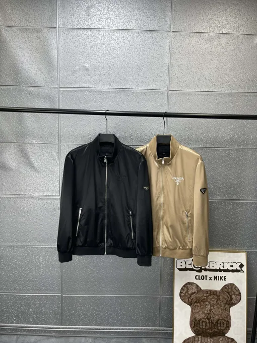 Premium Prada Mantel aus schwarzem Leder mit Logo-Kollektion