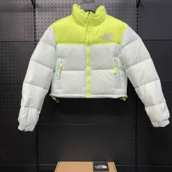 Luxus-Daunenjacke von The North Face im weißen Logo-Stil