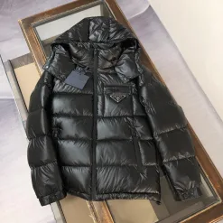 Premium Prada Daunenjacke Schwarz Baumwolle Atmungsaktiv Luxus