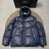 Hochwertige Daunenjacke von Canada Goose im blauen Stil
