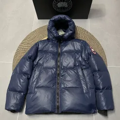 Hochwertige Daunenjacke von Canada Goose im blauen Stil