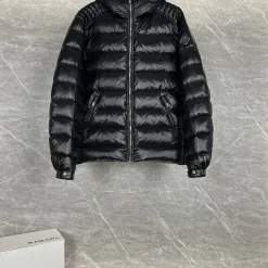 Premium Prada Mantel Schwarz Moderne Kollektion