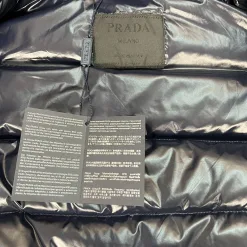 Hochwertige Prada-Jacke im Logo-Stil