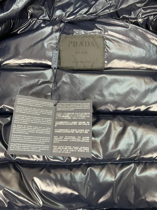 Hochwertige Prada-Jacke im Logo-Stil