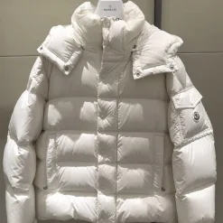 Hochwertige Moncler Mäntel im weißen Stil