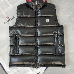 Hochwertige Moncler-Weste aus weißem Nylon im klassischen Stil