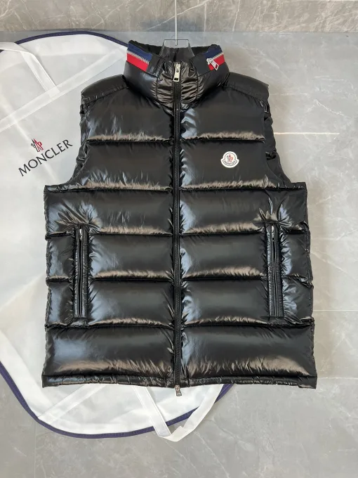 Hochwertige Moncler-Weste aus weißem Nylon im klassischen Stil