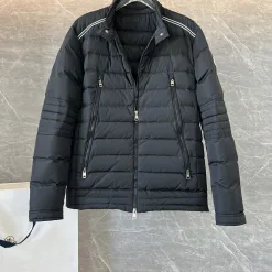 Hochwertige Moncler Mäntel in Weiß