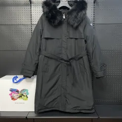 Hochwertige Prada Daunenjacken aus silbernem Nylon im Oversize-Stil