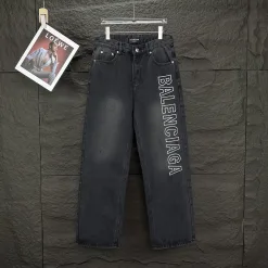 Luxus-Jeans von Balenciaga in Schwarz mit Stickerei