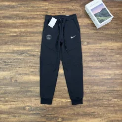 Premium Nike Jacke im schwarzen Fleece-Stil