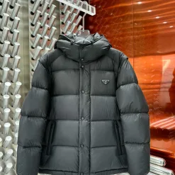 Hochwertige Prada Daunenjacken Weiß Urban Collection