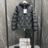 Hochwertige Moncler Mäntel aus schwarzem Nylon mit Logo-Kollektion