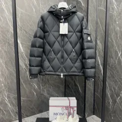 Hochwertige Moncler Mäntel aus schwarzem Nylon mit Logo-Kollektion