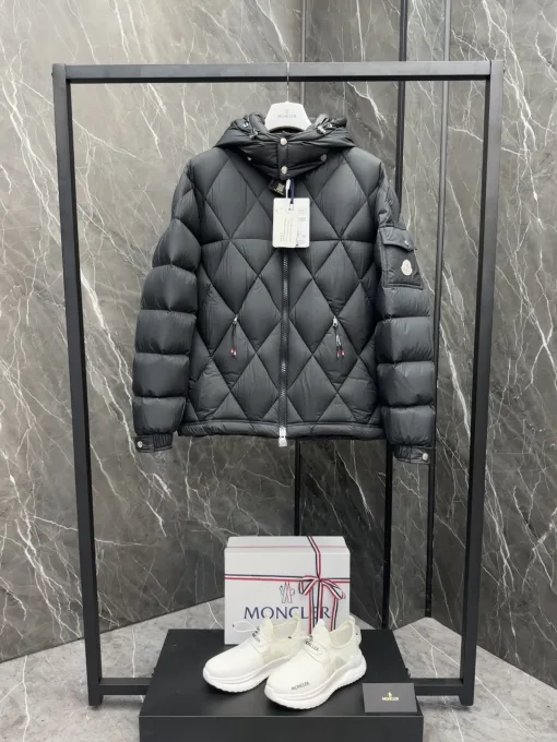 Hochwertige Moncler Mäntel aus schwarzem Nylon mit Logo-Kollektion