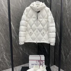 Moncler Mäntel in Premiumqualität aus schwarzem Nylon mit Logo-Kollektion