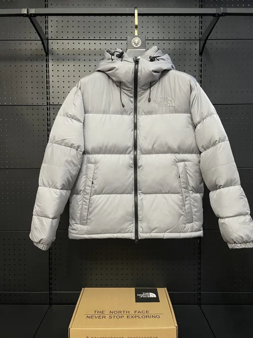 Premium Daunenjacken von The North Face im roten Logo-Stil