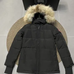 Hochwertige Daunenjacke aus schwarzem Polyester mit Stickerei