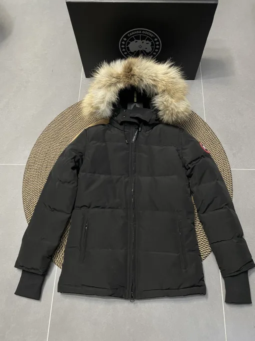 Hochwertige Daunenjacke aus schwarzem Polyester mit Stickerei