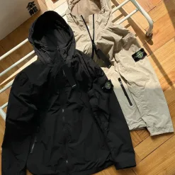 Premium Stone Island Langarmshirt aus schwarzem Nylon im soliden Stil