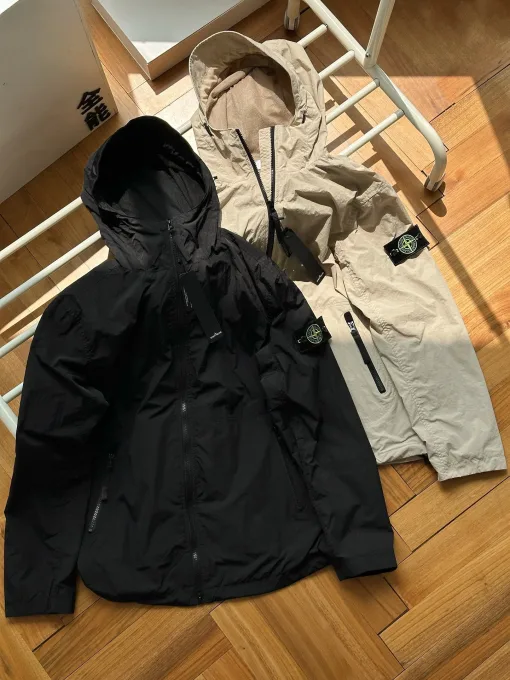 Premium Stone Island Langarmshirt aus schwarzem Nylon im soliden Stil