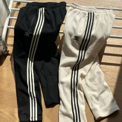 Hochwertige Adidas Hose aus schwarzer Baumwolle im Retro-Stil