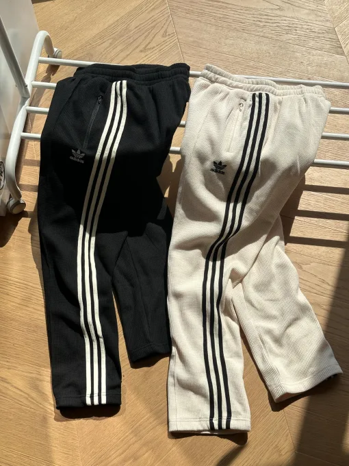 Hochwertige Adidas Hose aus schwarzer Baumwolle im Retro-Stil