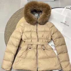 Hochwertige Moncler Mäntel aus Wolle im eleganten Stil