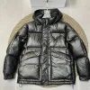 Hochwertige Prada-Daunenjacke im minimalistischen Stil