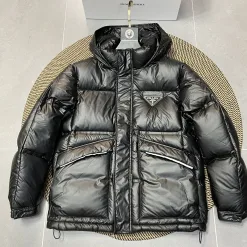 Hochwertige Prada-Daunenjacke im minimalistischen Stil