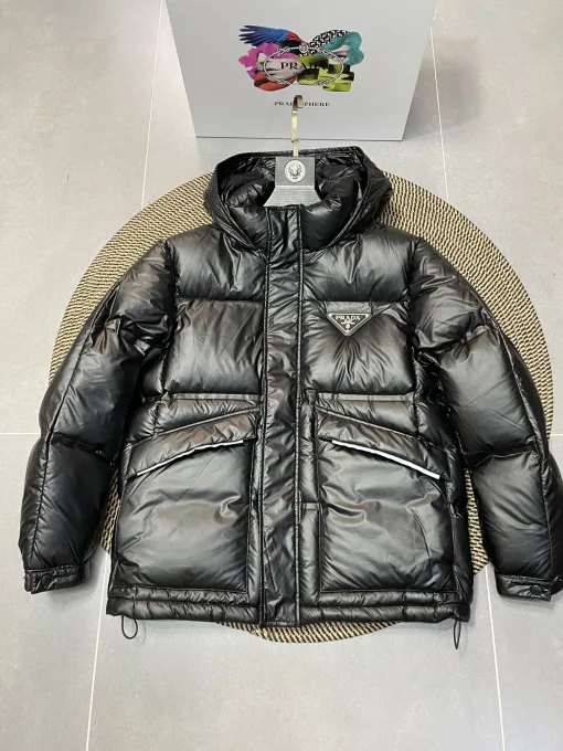 Hochwertige Prada-Daunenjacke im minimalistischen Stil