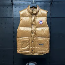 Hochwertige Daunenjacken von Canada Goose im klassischen Braunstil
