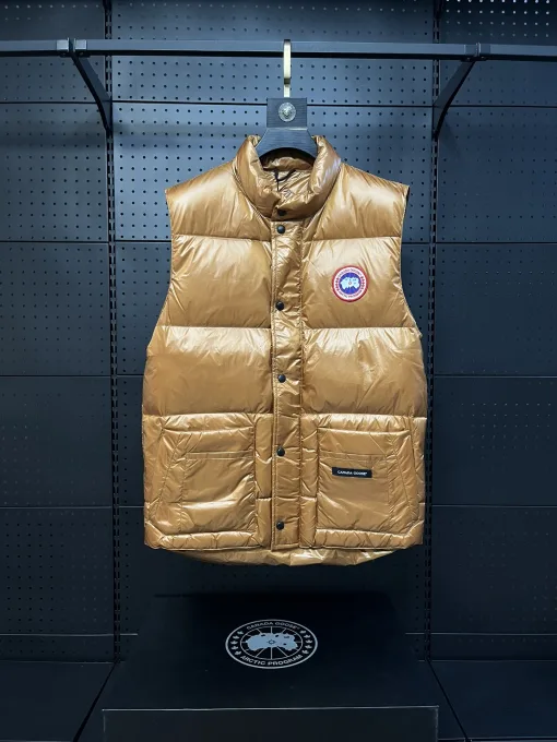 Hochwertige Daunenjacken von Canada Goose im klassischen Braunstil