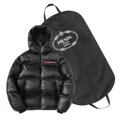 Luxus-Jacken von Prada aus der Kollektion mit roten Nylonstreifen