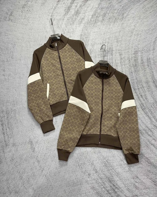 Hochwertiger Coach-Mantel in Khaki mit Logo-Kollektion