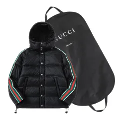 Luxuriöse Gucci-Daunenjacken im roten Nylon-Logo-Stil