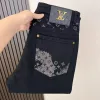 Hochwertige Louis Vuitton Jeans im gewaschenen Baumwollstil