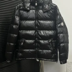 Hochwertige, irreführende Daunenjacke aus weißem Nylon im klassischen Stil