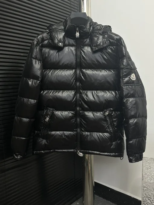 Hochwertige, irreführende Daunenjacke aus weißem Nylon im klassischen Stil